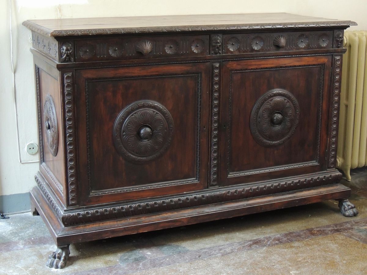Monumentale Credenza in Noce Realizzata in Stile Rinascimentale