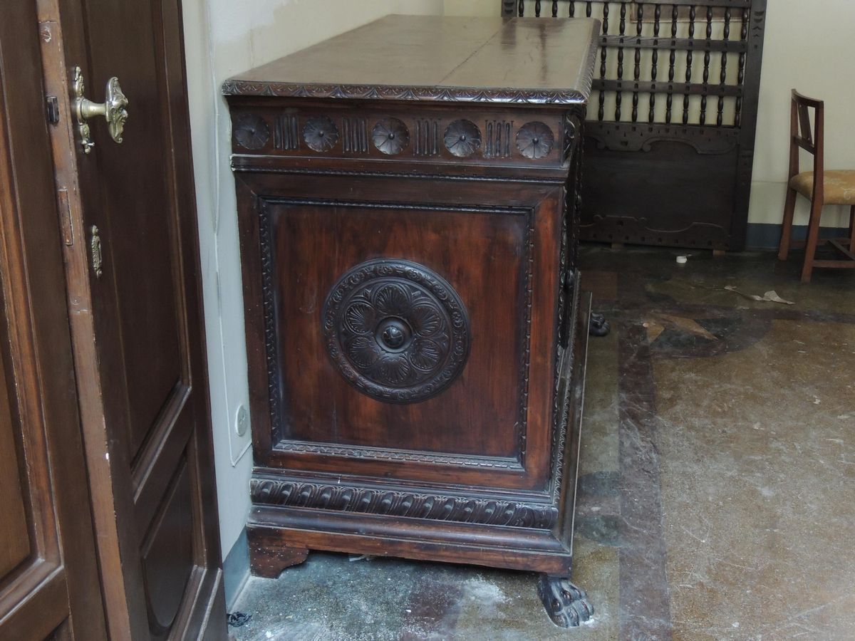 Monumentale Credenza in Noce Realizzata in Stile Rinascimentale