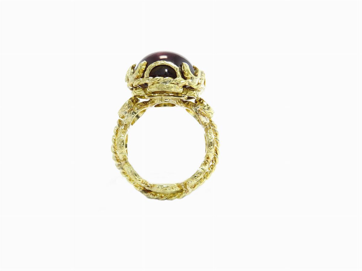 Anello Rayan Lynch "bisanzio" in Oro Giallo con Corindone Viola Stellato