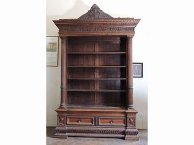 Monumentale Libreria a Giorno in Noce Realizzata in Stile Rinascimentale