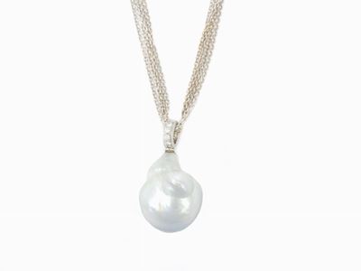 Collana in Oro Bianco con Diamanti e Perla Coltivatasouth Sea Barocca