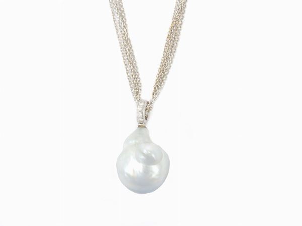 Collana in oro bianco con diamanti e perla coltivataSouth Sea barocca