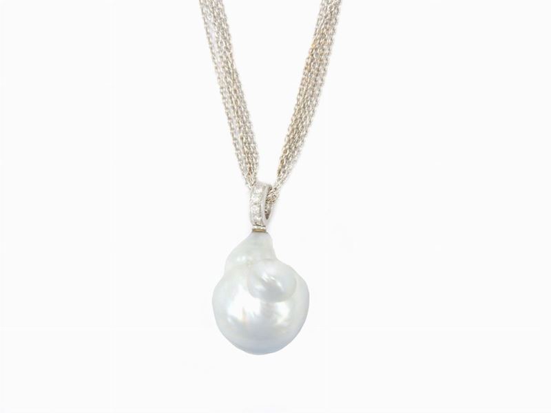 Collana in Oro Bianco con Diamanti e Perla Coltivatasouth Sea Barocca