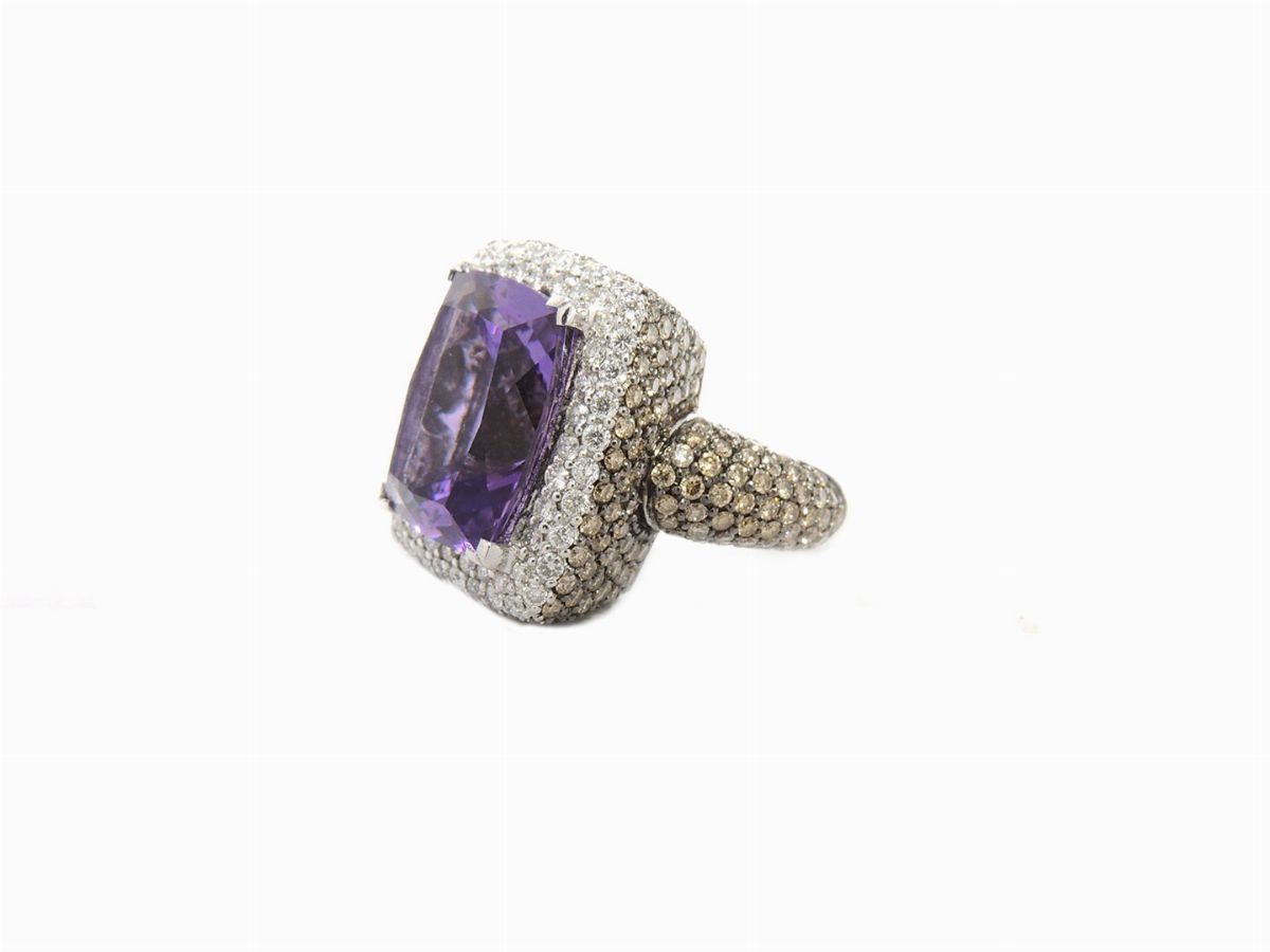 Anello in Oro Bianco con Diamanti Incolori, Brown e Quarzo Ametista