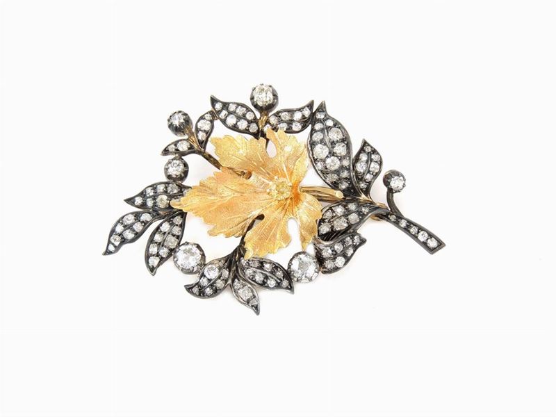 Spilla in Oro Giallo e Argento con Diamanti Incolori e Fancy Colour