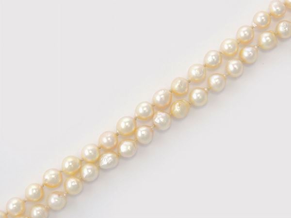 Collana di perle coltivate barocche con fermezza in oro bianco e diamanti