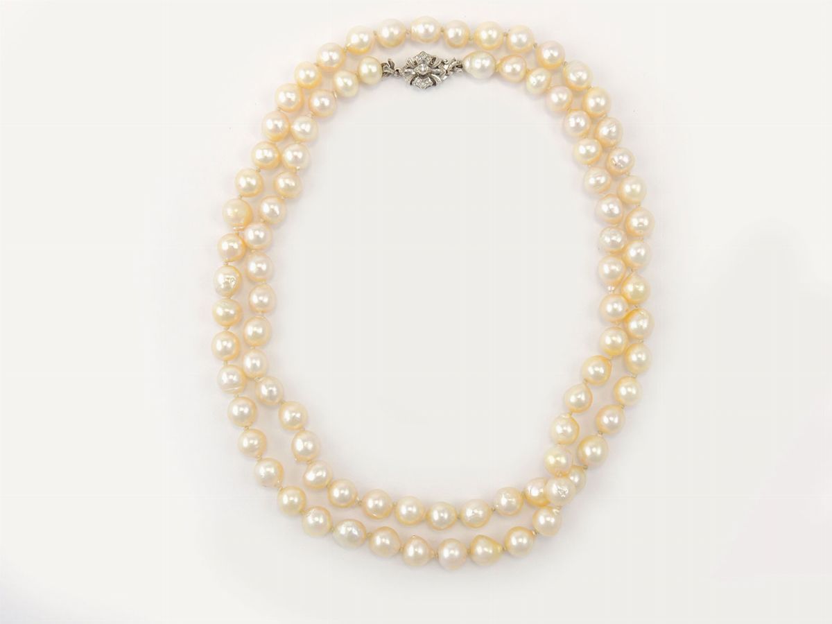 Collana di Perle Coltivate Barocche con Fermezza in Oro Bianco e Diamanti