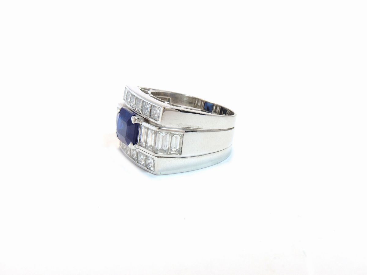 Anello a Fascia in Oro Bianco con Diamanti e Zaffiro