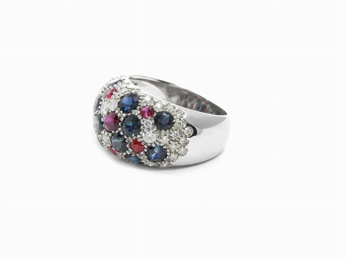 Anello in Oro Bianco con Diamanti, Rubini e Zaffiri