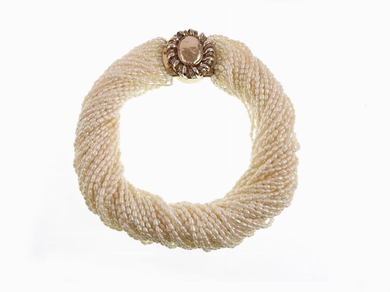 Collana Multifilo di Perle Coltivate con Fermezza in Oro Giallo