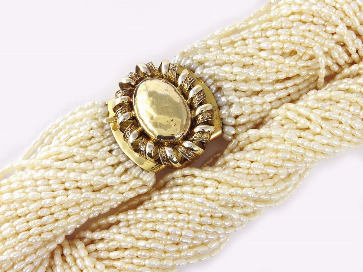 Collana Multifilo di Perle Coltivate con Fermezza in Oro Giallo