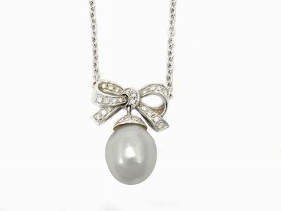 Collana in Oro Bianco con Diamanti e Perla Coltivata South Sea Barocca