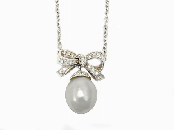 Collana in oro bianco con diamanti e perla coltivata South Sea barocca