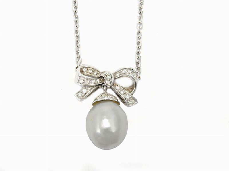 Collana in Oro Bianco con Diamanti e Perla Coltivata South Sea Barocca