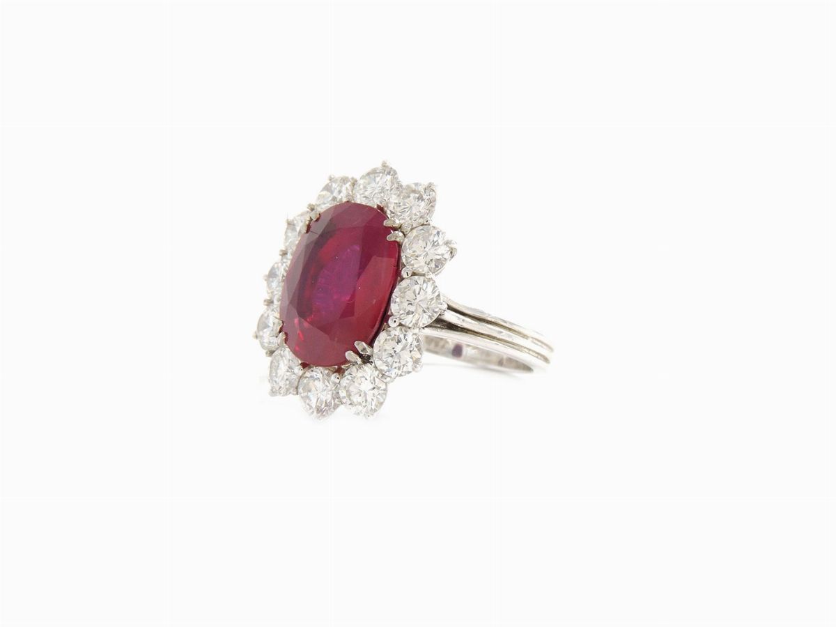 Anello in Oro Bianco con Rubino e Diamanti