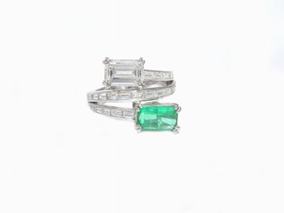 Anello Contrariè in Platino con Diamanti e Smeraldo