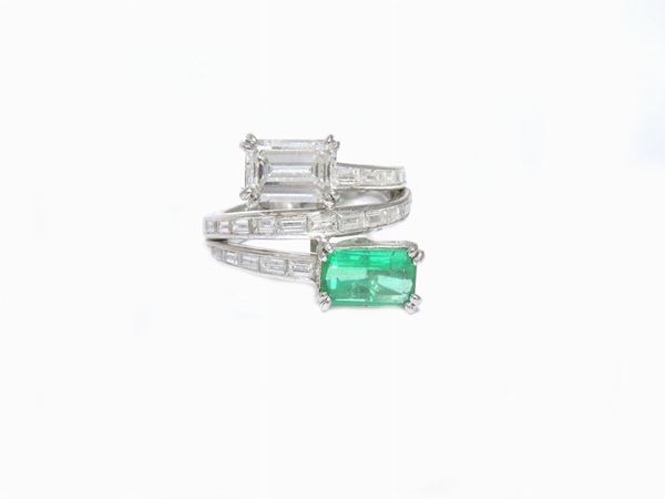 Anello contrariè in platino con diamanti e smeraldo