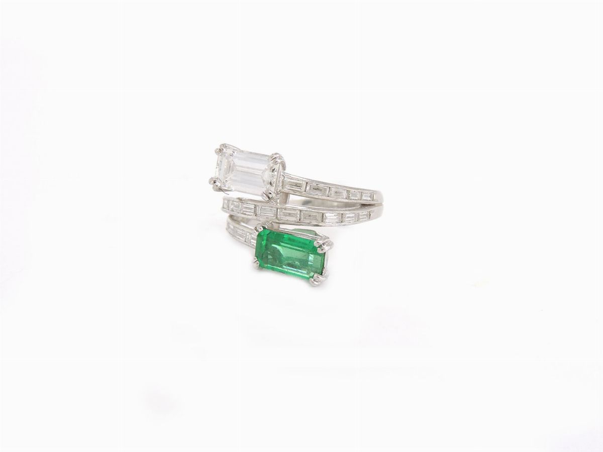 Anello Contrariè in Platino con Diamanti e Smeraldo