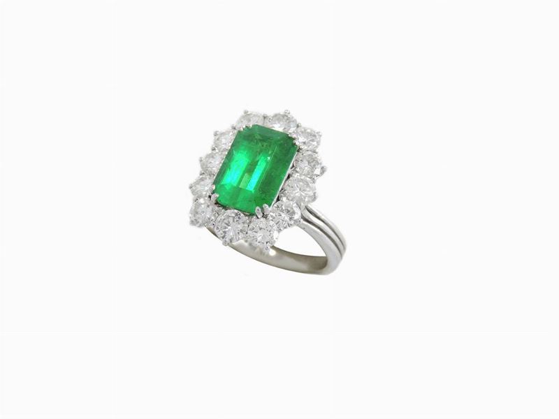 Anello in Oro Bianco con Smeraldo e Diamanti