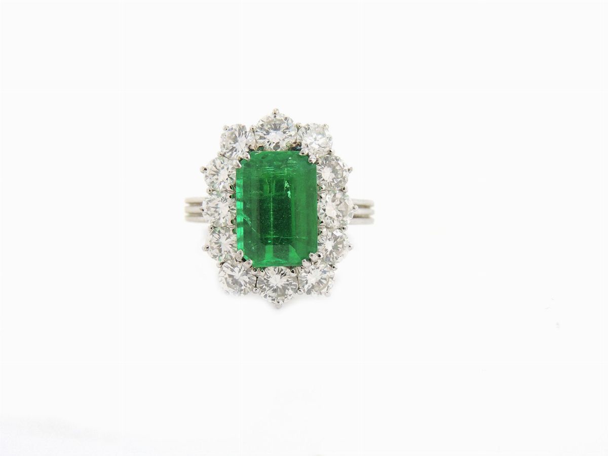 Anello in Oro Bianco con Smeraldo e Diamanti