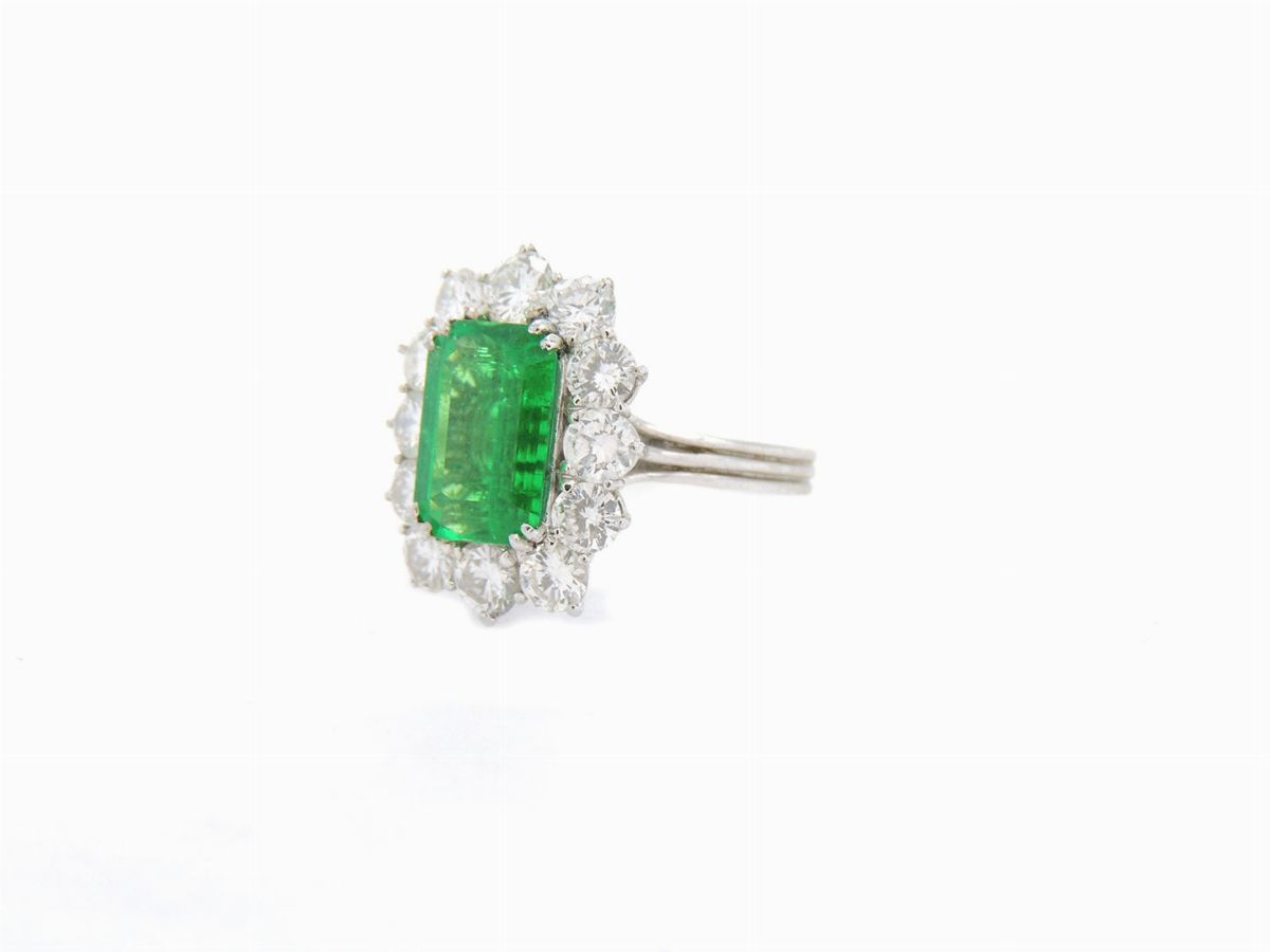 Anello in Oro Bianco con Smeraldo e Diamanti