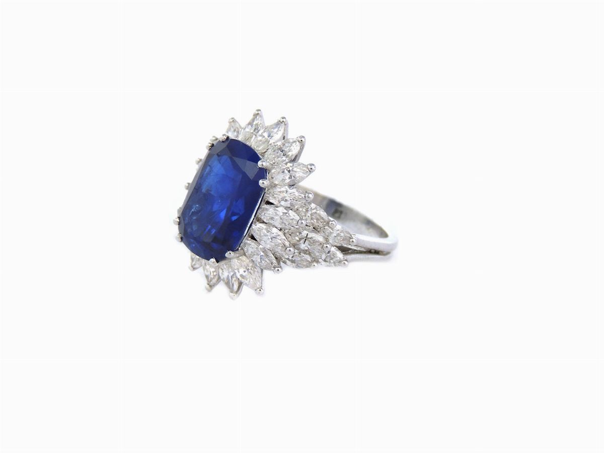 Anello in Platino con Diamanti e Zaffiro