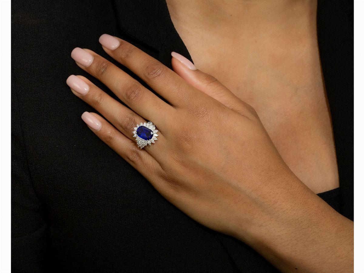 Anello in Platino con Diamanti e Zaffiro