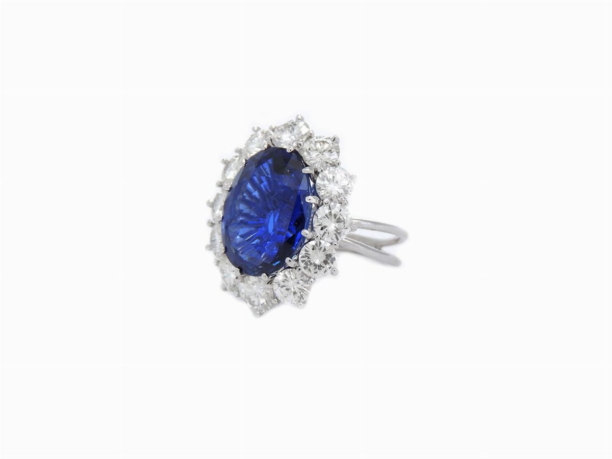 Anello in Oro Bianco con Diamanti e Zaffiro