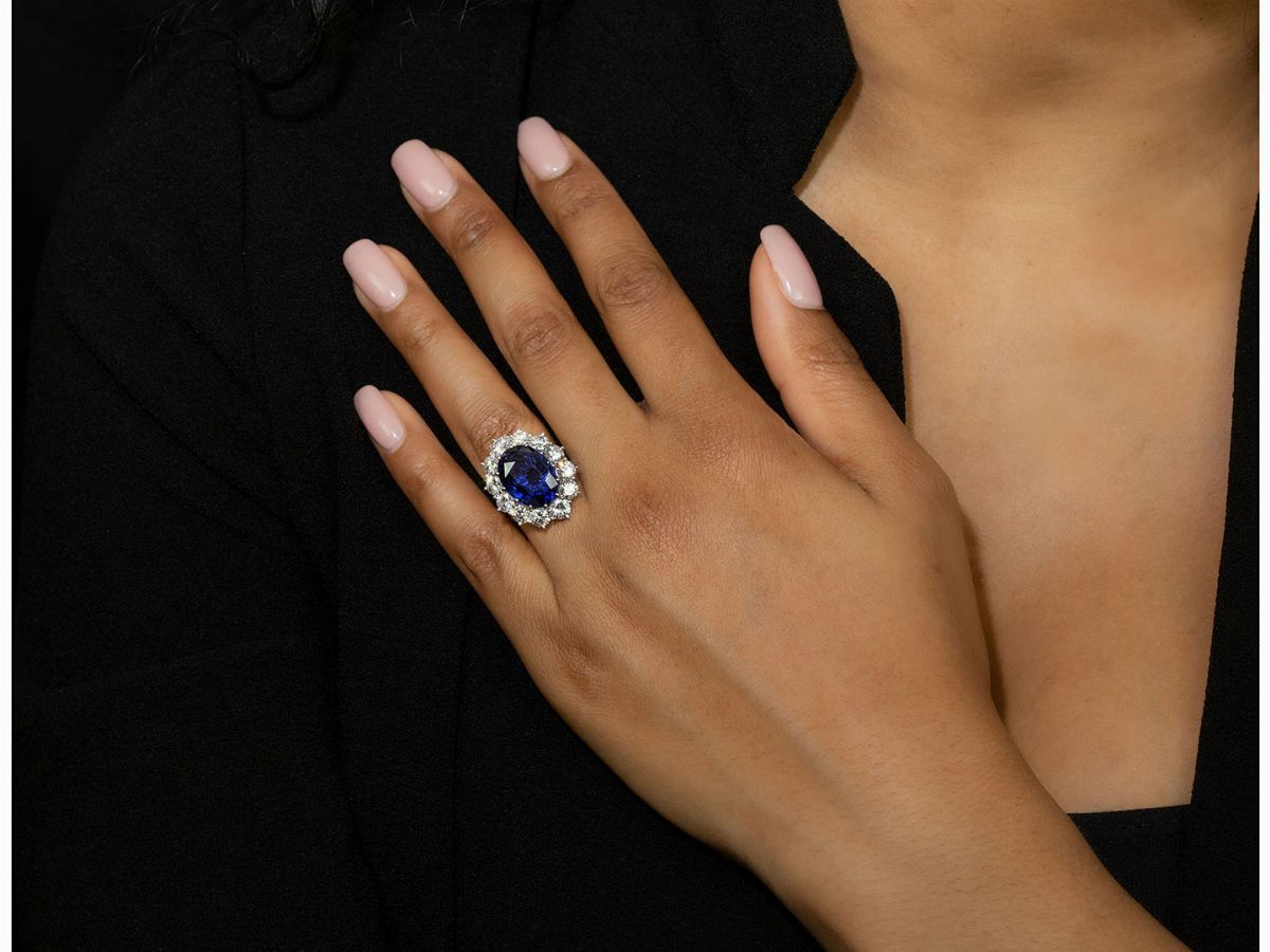 Anello in Oro Bianco con Diamanti e Zaffiro