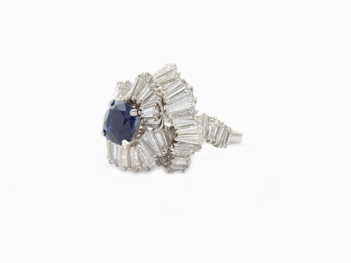 Anello in Oro Bianco con Diamanti e Zaffiro