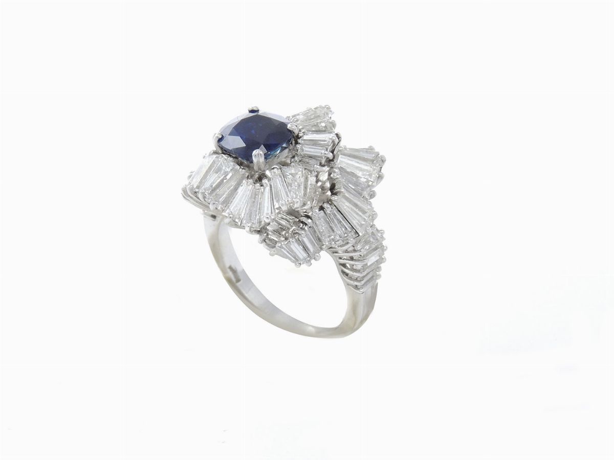 Anello in Oro Bianco con Diamanti e Zaffiro