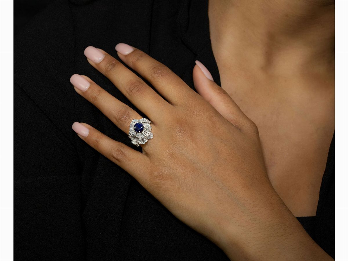 Anello in Oro Bianco con Diamanti e Zaffiro