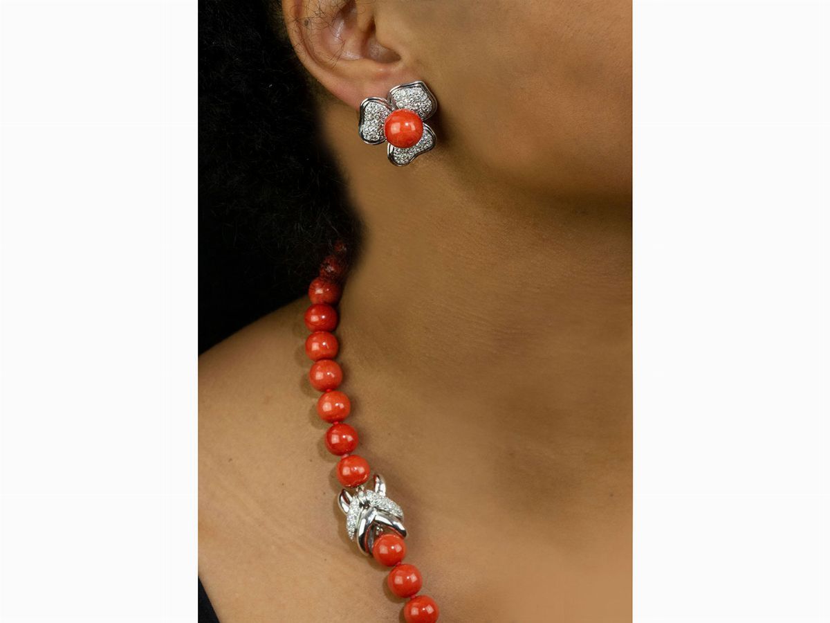 Demi Parure con Collana e Orecchini in Oro Bianco con Diamanti e Corallo Rosso