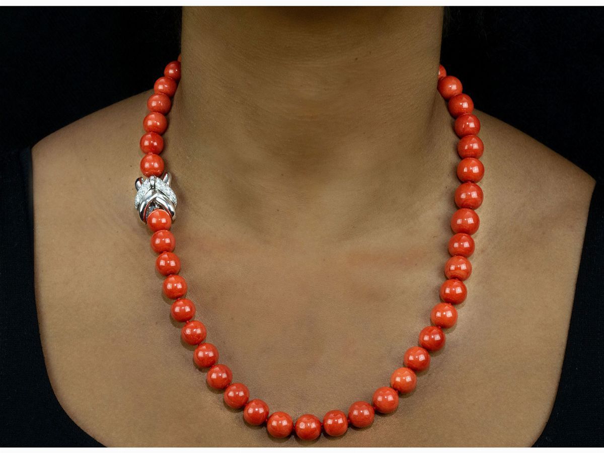 Demi Parure con Collana e Orecchini in Oro Bianco con Diamanti e Corallo Rosso