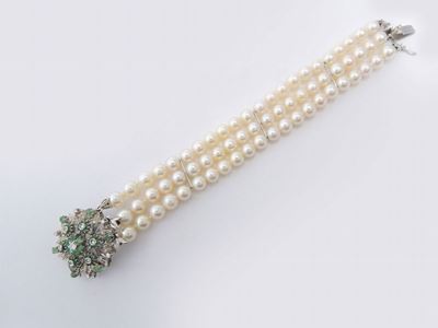 Bracciale a Tre Fili di Perle Coltivate Akoya e Fermezza in Oro Bianco, Diamanti e Smeraldi