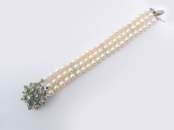 Bracciale a tre fili di perle coltivate Akoya e fermezza in oro bianco, diamanti e smeraldi