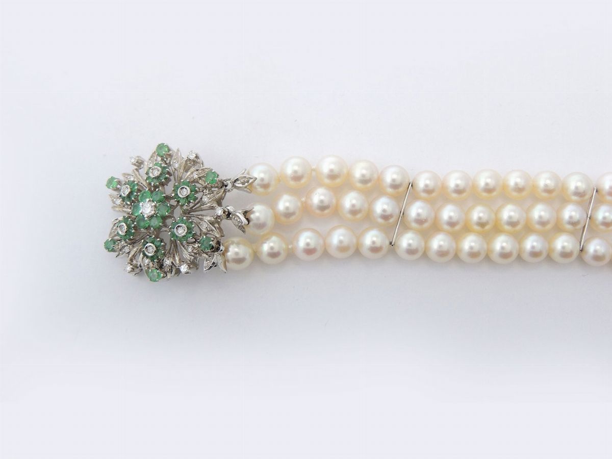 Bracciale a Tre Fili di Perle Coltivate Akoya e Fermezza in Oro Bianco, Diamanti e Smeraldi
