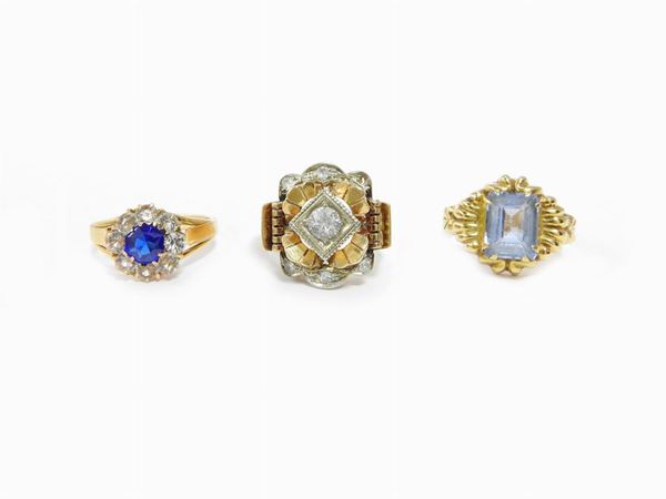 Tre anelli in oro giallo e bianco con pietre colorate