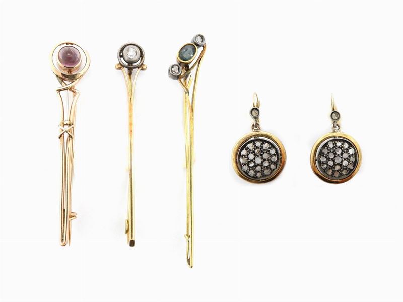 Quattro Paia di Orecchini e Tre Spille in Oro Giallo e Bianco, Argento e Pietre Varie