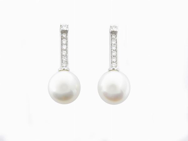 Orecchini pendenti in oro bianco con diamanti e perle coltivate South Sea