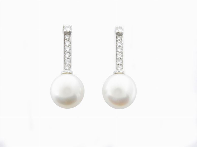 Orecchini Pendenti in Oro Bianco con Diamanti e Perle Coltivate South Sea