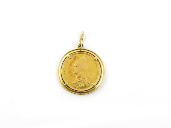 Una moneta da una sterlina con montatura in oro giallo