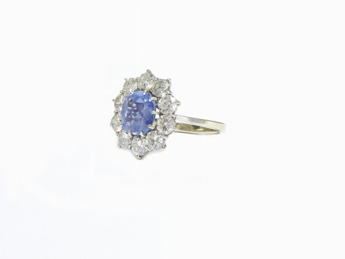 Anello in Oro Bianco con Diamanti e Zaffiro