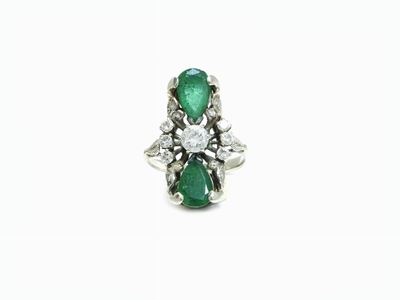 Anello in Oro Bianco con Diamanti e Smeraldi