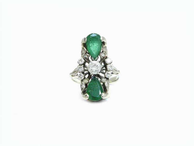 Anello in Oro Bianco con Diamanti e Smeraldi