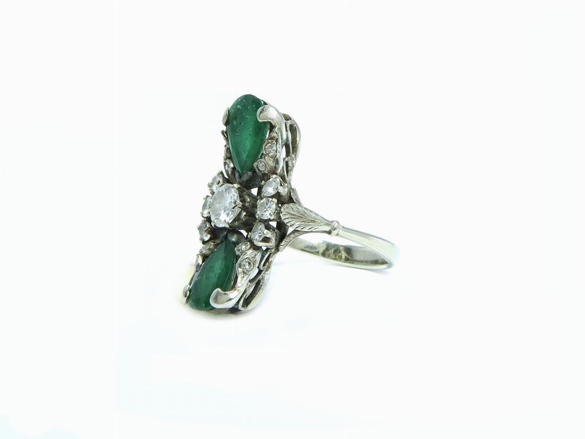 Anello in Oro Bianco con Diamanti e Smeraldi