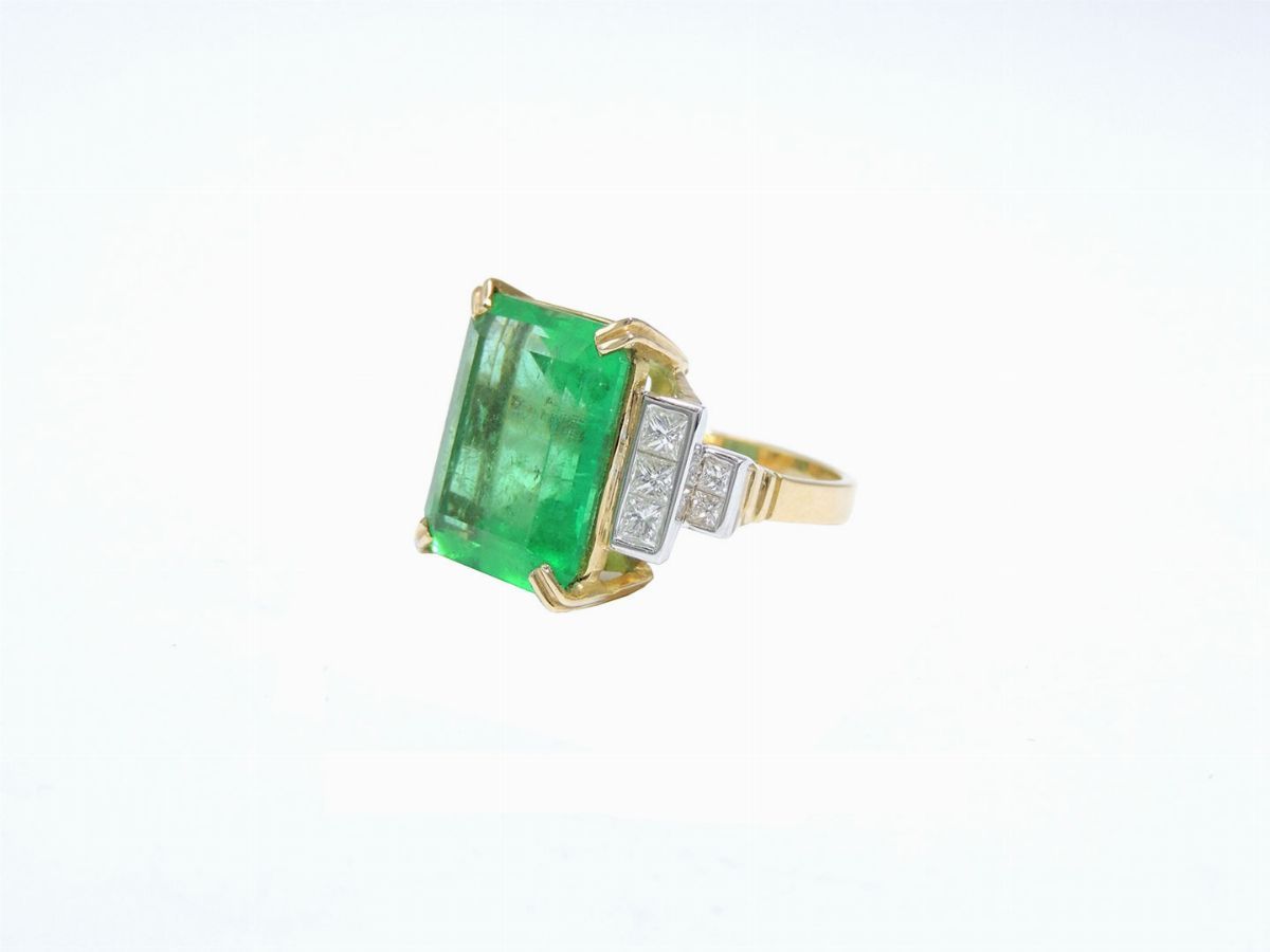 Anello in Oro Giallo e Bianco con Diamanti e Smeraldo Colombiano