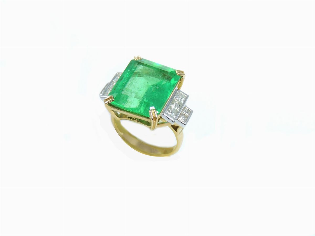 Anello in Oro Giallo e Bianco con Diamanti e Smeraldo Colombiano