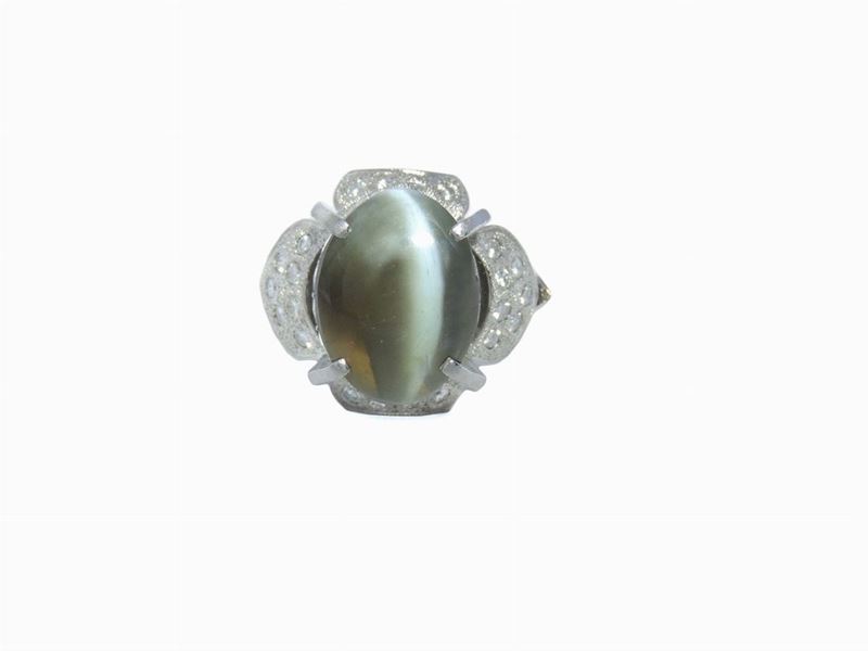 Anello in Oro Bianco con Diamati e Crisberillo Occhio di Gatto