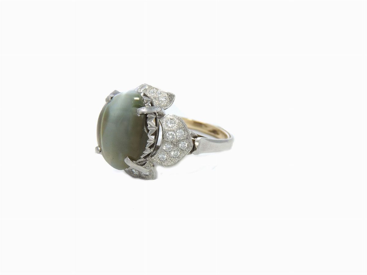 Anello in Oro Bianco con Diamati e Crisberillo Occhio di Gatto
